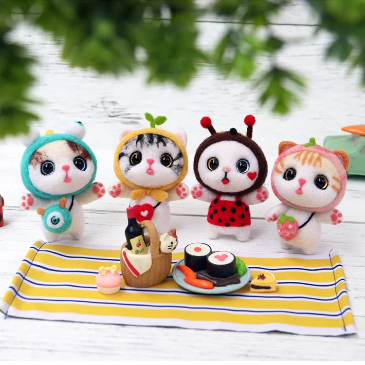 muñecos hechos de fieltro