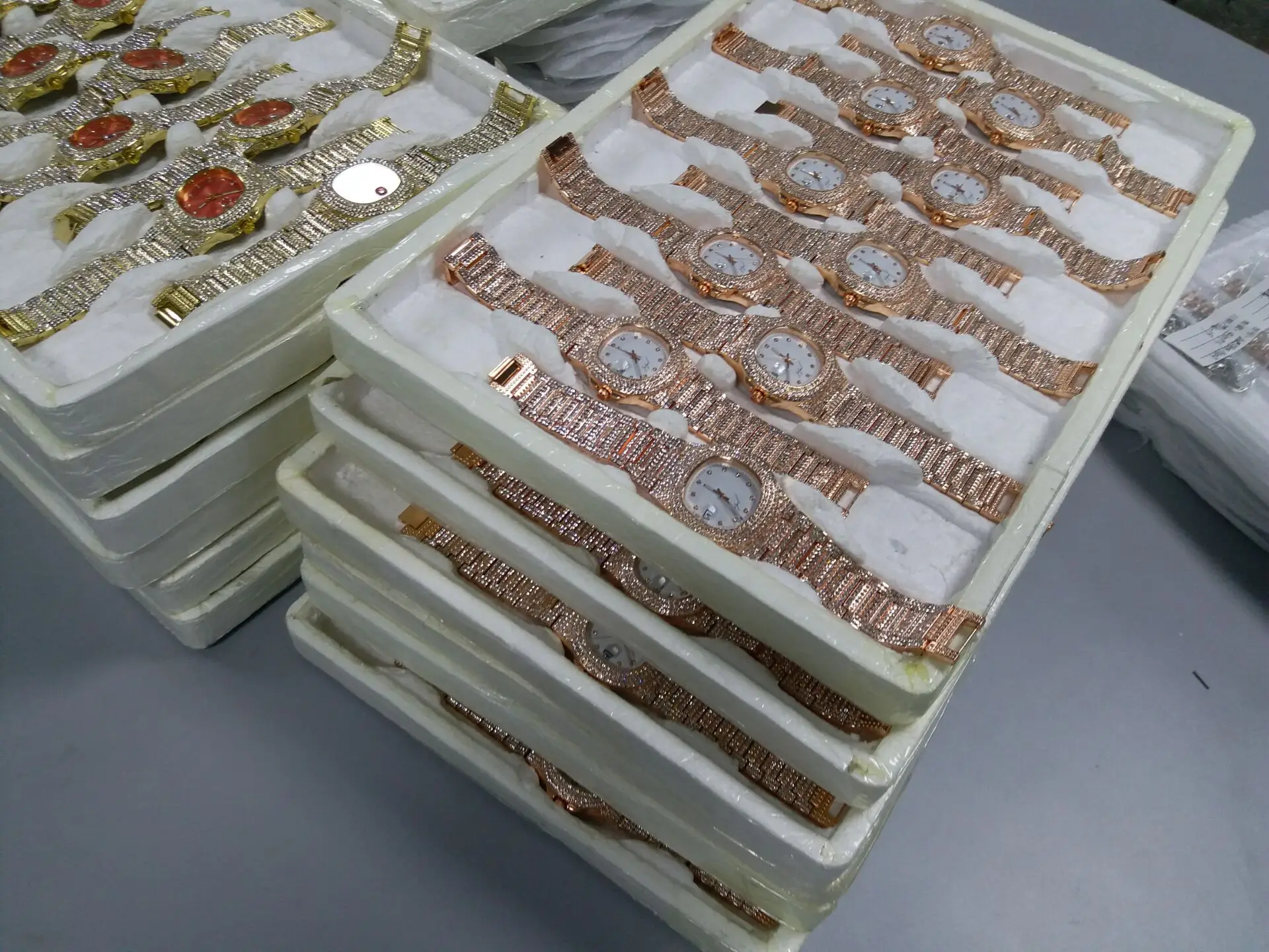 Ready To Ship Crystal Hip Hop ICED Out Shinely Watches Men Wrist Lower MOQ Diamond Wristwatches