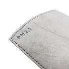 交換可能な活性炭pm 2.5アンチダストチャコールフィルターを挿入します。再利用可能な口マッフル用の空気微粒子呼吸フィルター