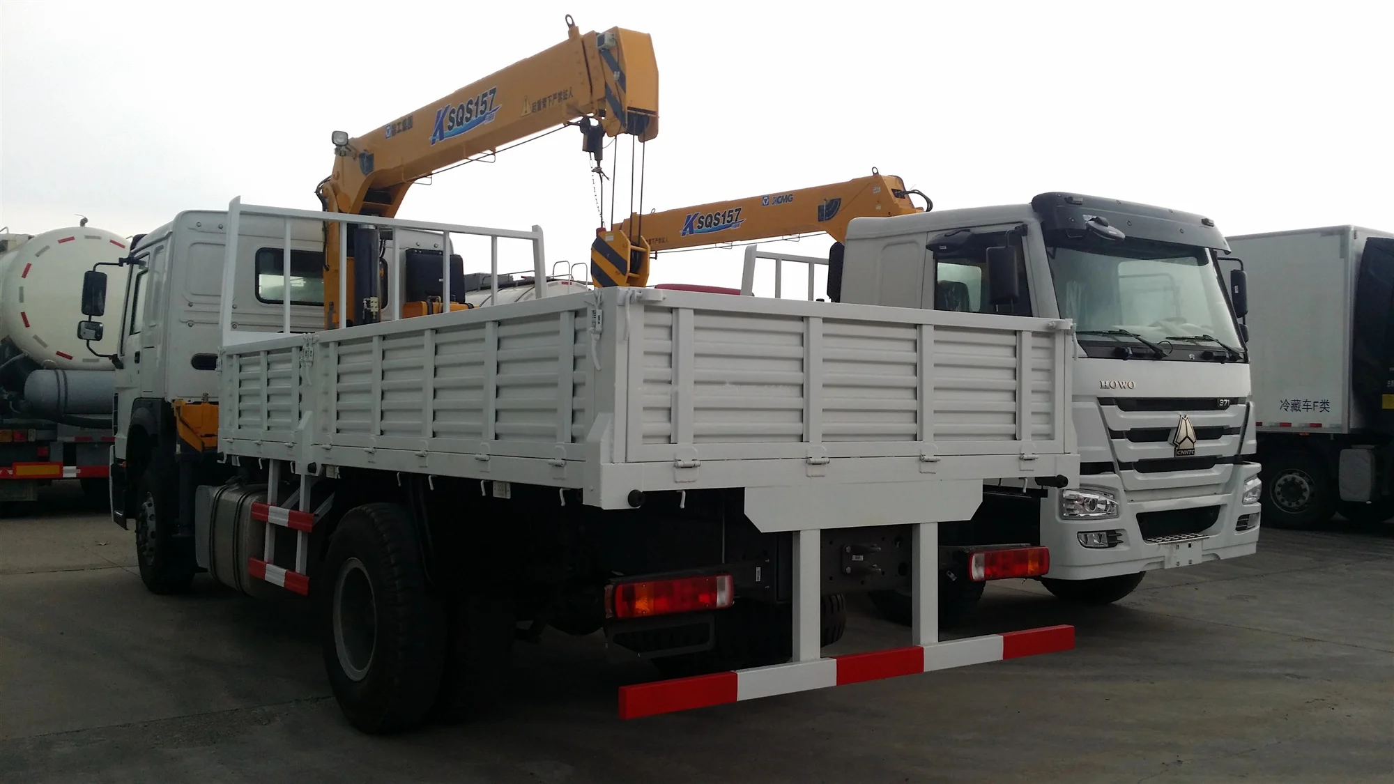 SINOTRUK HOWO 10 wheeler 8x4 10 ton cargo crane truck mounted crane 30 ton crane