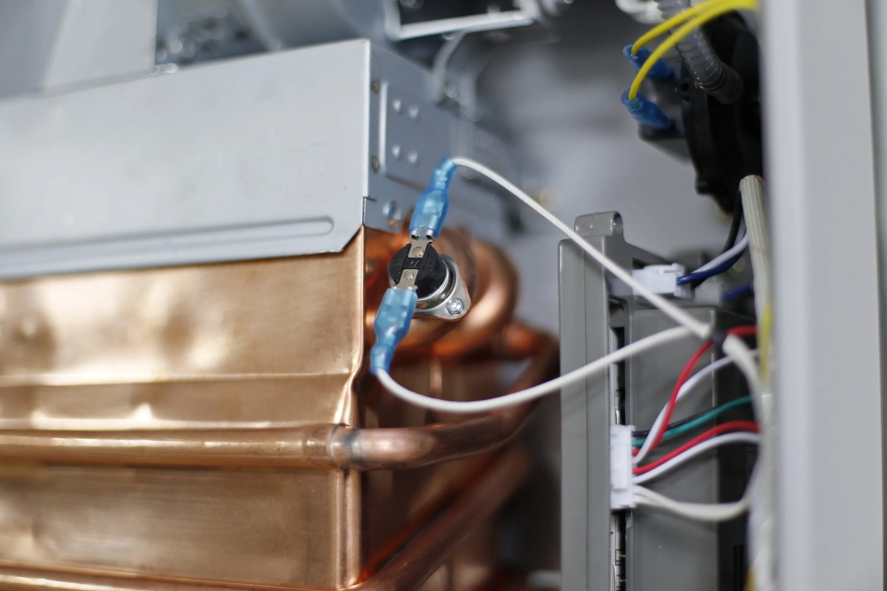 220V 10L Portable Tankless Water Heater with 0.015Mpa-0.8MPa Water Pressure for Bathroom