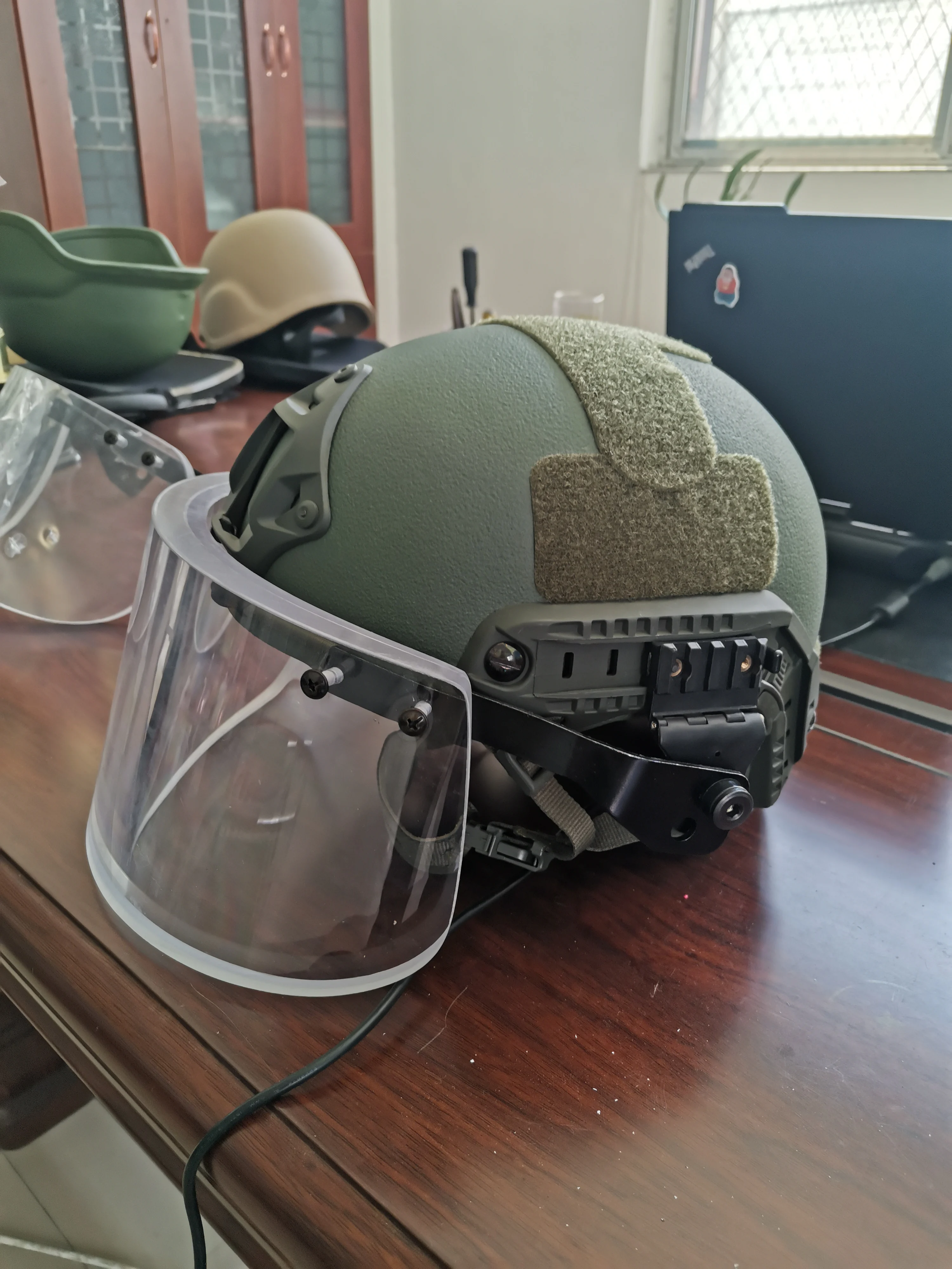 军事防弹头盔玻璃防暴遮阳板的高切弹道快速头盔