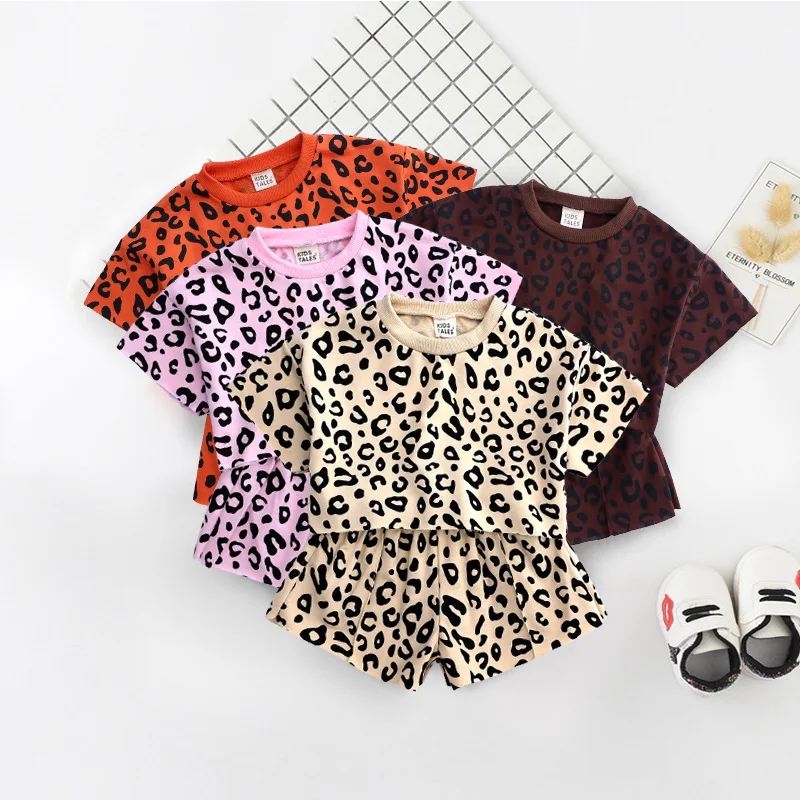 2 ADET Set Sevimli Bebek Kız Giysileri 2019 Yaz Yürüyor Çocuk Leopar Üstleri + Şort Kıyafetler Çocuk Kız giyim setleri