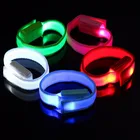 2020 新しいアイデアパーティーイベントトーチライトスポーツコンサートコントローラ祭クラスプナイロンカスタマイズされた led グローイングリストバンド