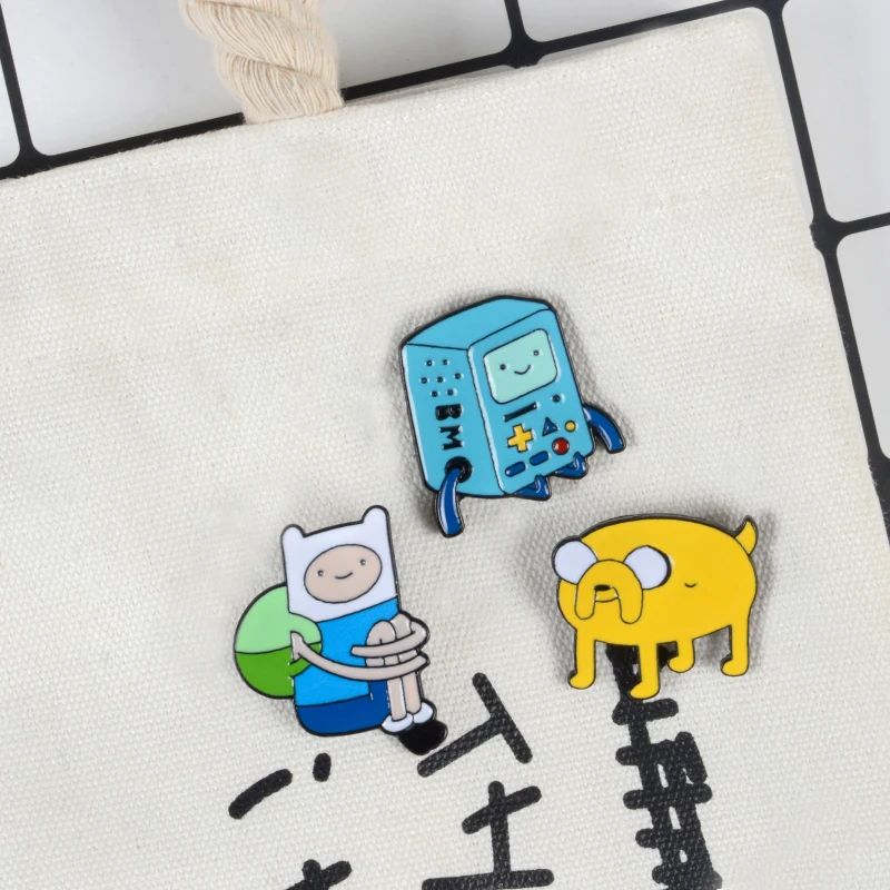 QIHE Adventure Time กับ Finn และ Jake BMO Series การ์ตูนสุนัขตลกเกมคอนโซลเกมคอนโซลเคลือบเข็มกลัด Pin ของขวัญเด็ก