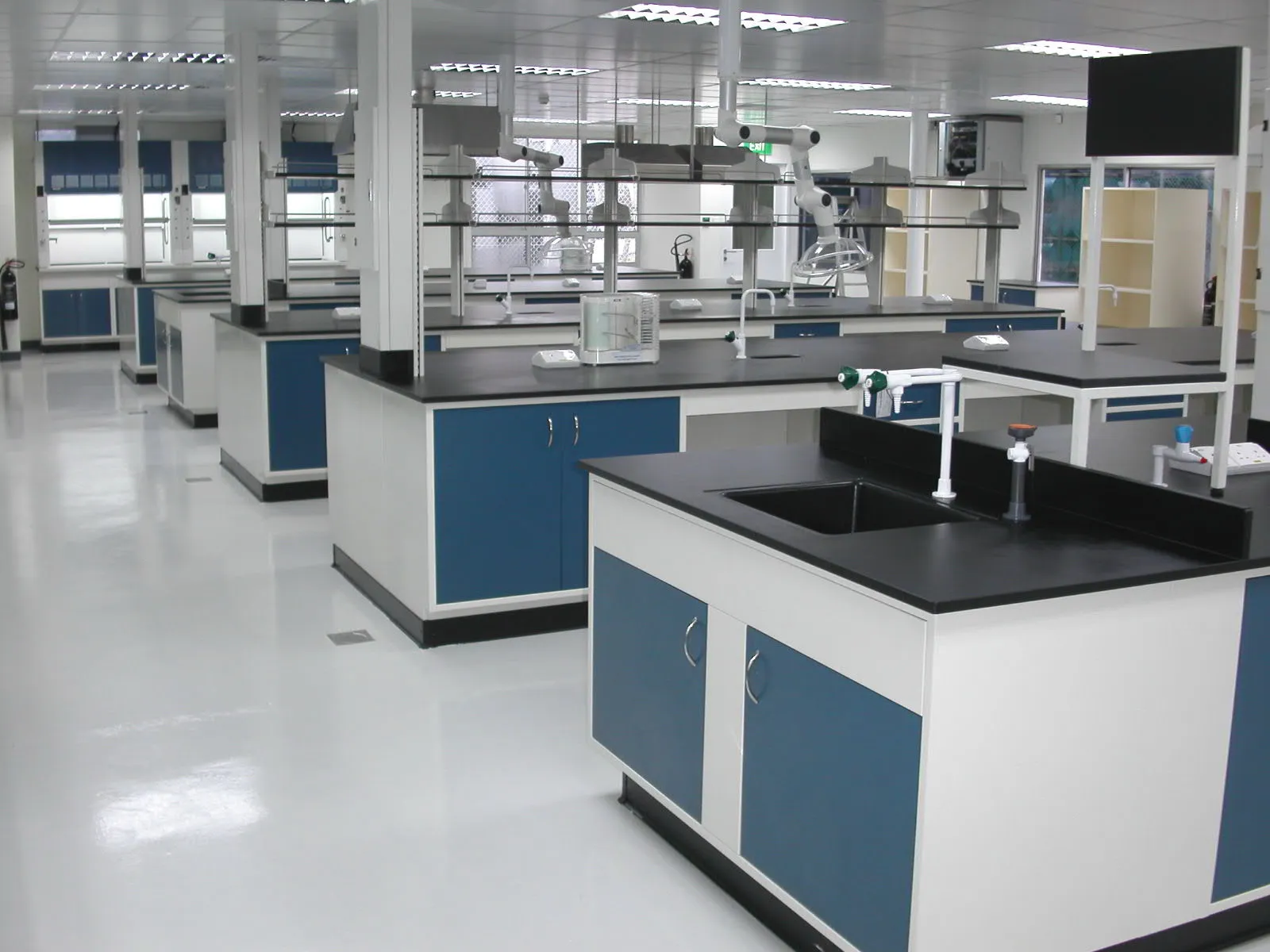 лабораторная мебель в химической лаборатории