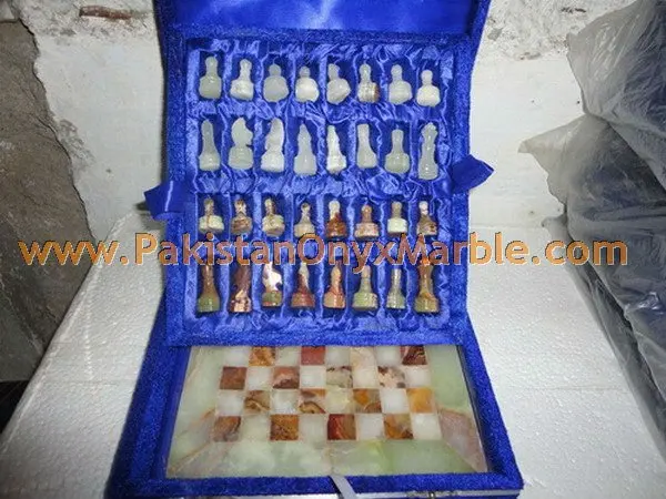 onyx-chess-boards-set-checkers-red-onyx-green-onyx-white-onyx-figures-06.jpg