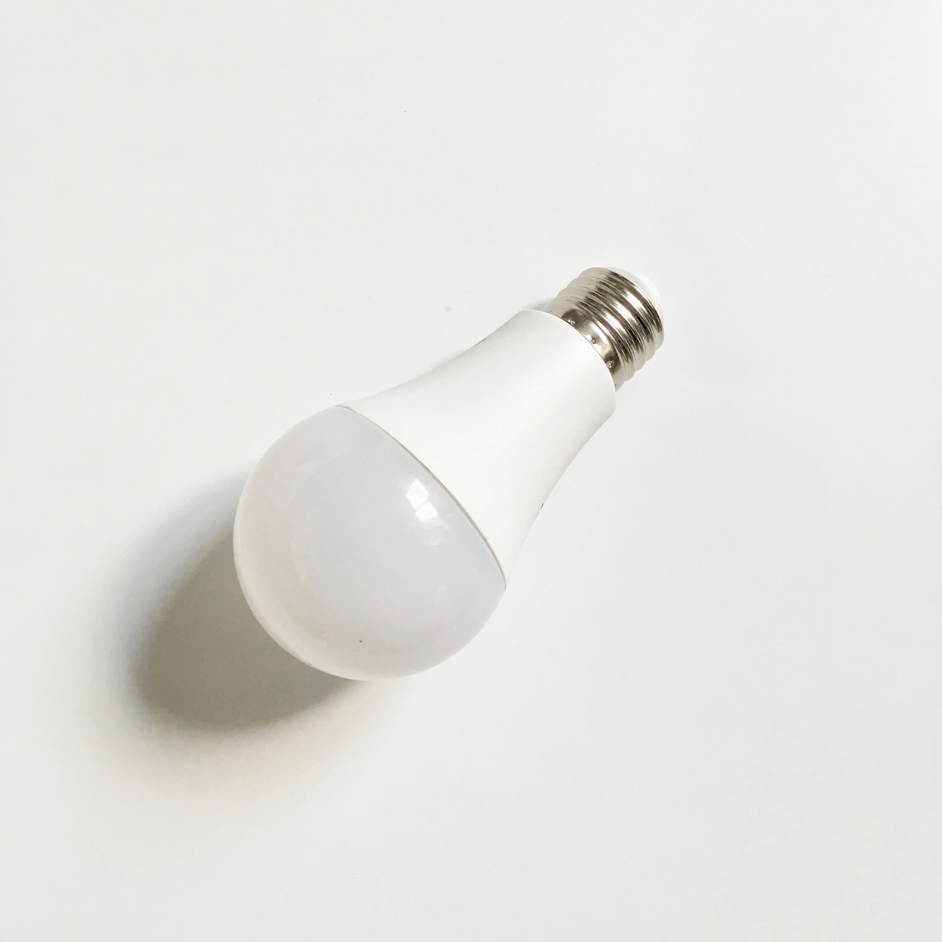 Hangzhou precio bajo de la fábrica A60 7 W luces LED Bombilla de 7 vatios lámpara de bombilla LED con garantía