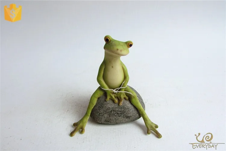 ed8586a树脂可爱动物装饰,树脂青蛙坐在石俑上,用于桌子装饰