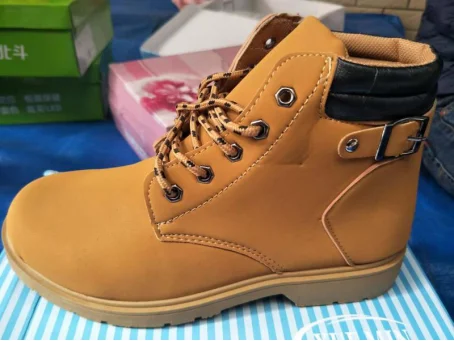 yellow boot for woman.png
