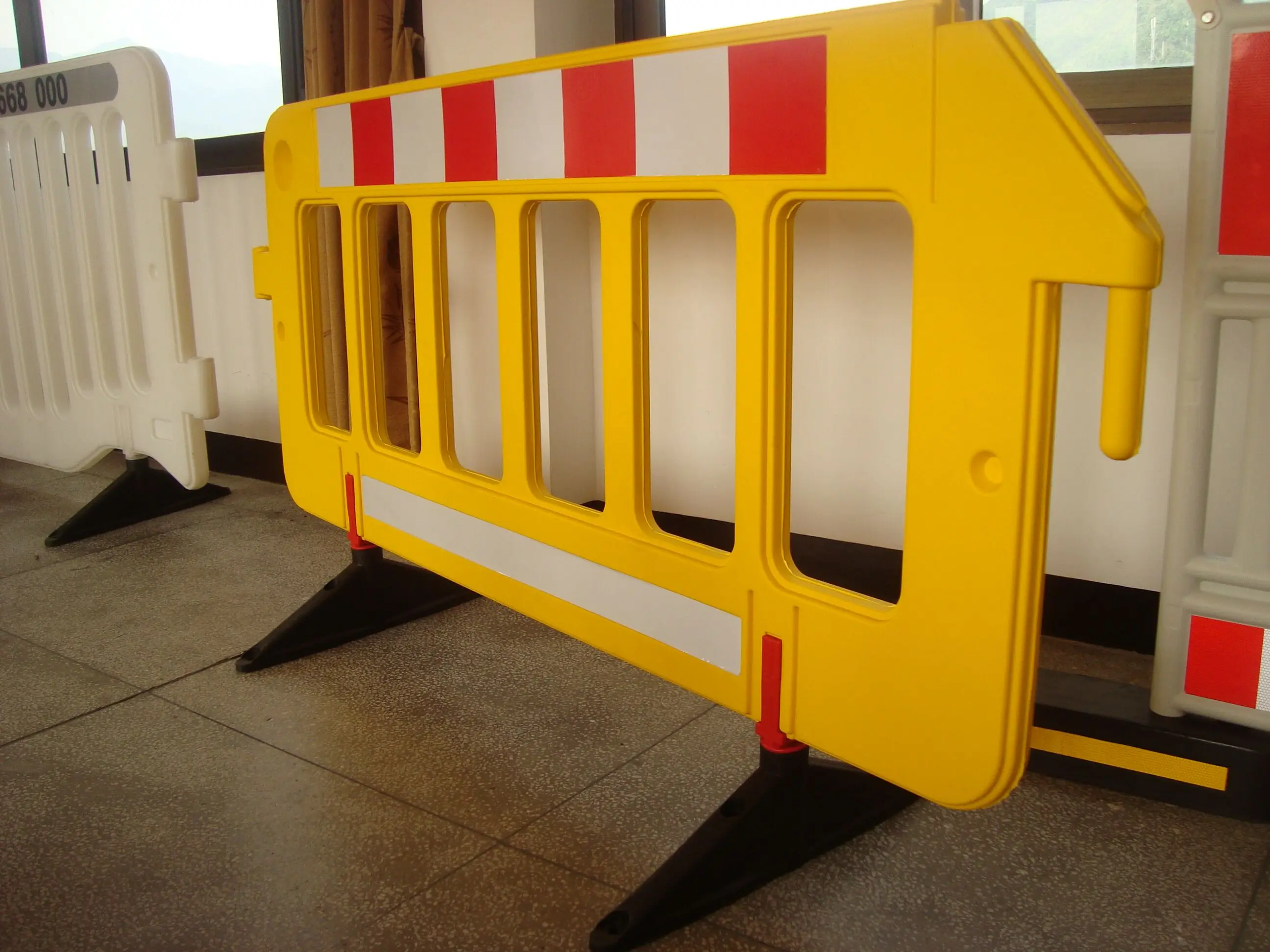 Temporary Road Portable Plastic Red White Expandable Safety Barrier