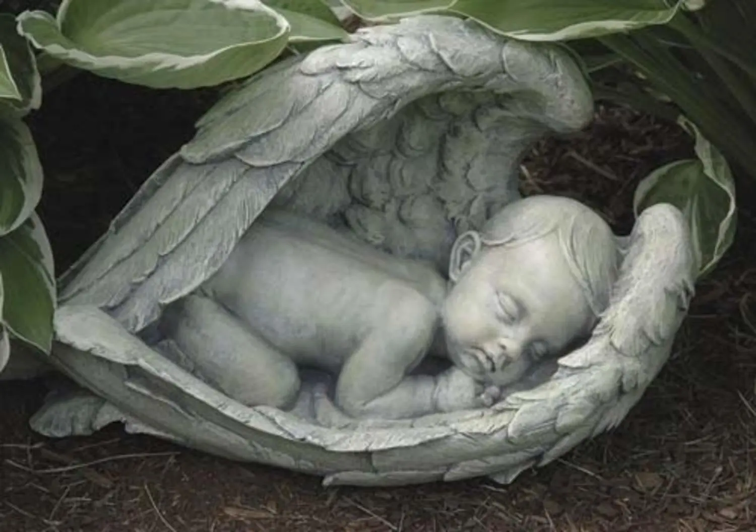 Спящий ребенок скульптура