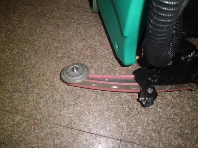 Electric floor scrubber, with double 12V 140Ah battery