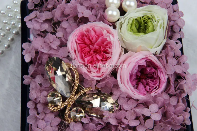 preserved flowers in gift box