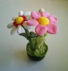 Couleur à la main fleurs au crochet avec argile pot