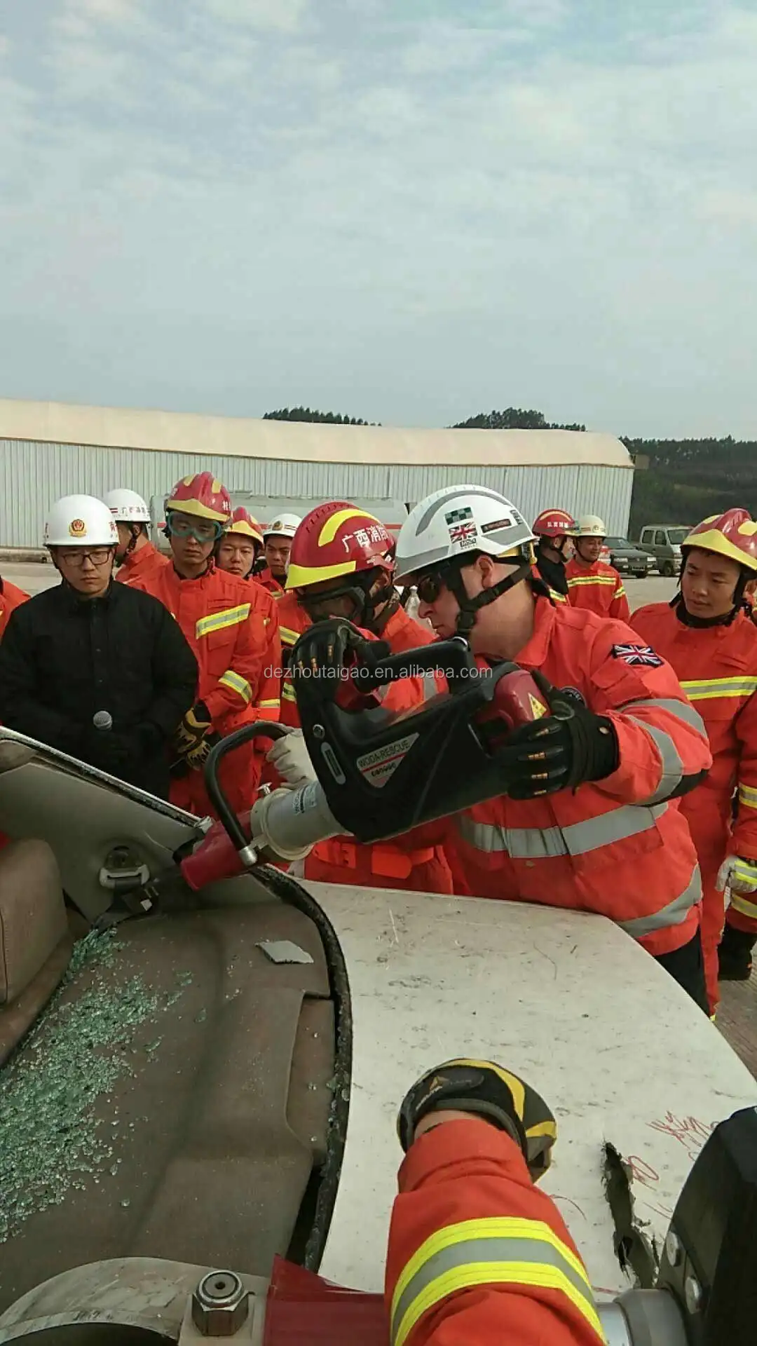 Portable hydraulic rescue tools spreader and cutter