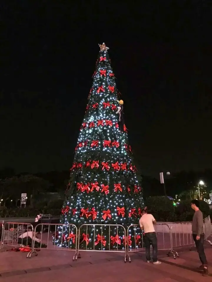 giant christmas tree (2).jpg