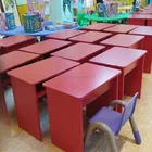 En gros rouge bureau d'étudiant, enfants étude table et chaise