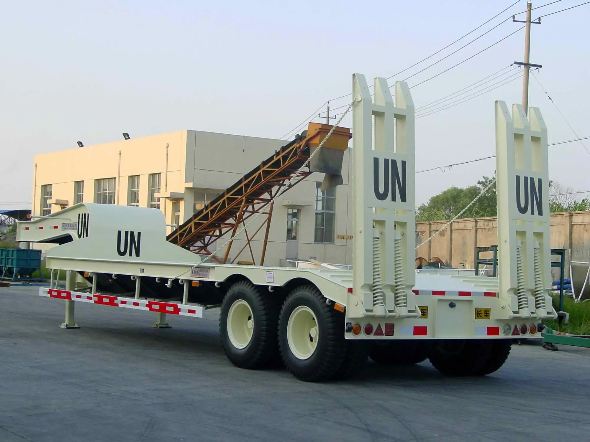 60吨三轴低床半挂车 拖车设计用于装卸和运输工程师卡车.