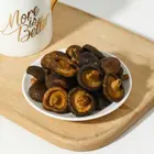 Low temperature crispy vacuum dried mushroom snack shiitake chips