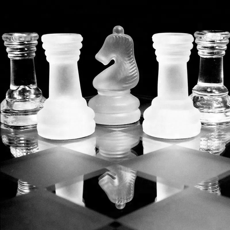 Шахматы шахматная доска стекла в коробке, ясно и матовые пластиковые шт, 3 размер без шашки!