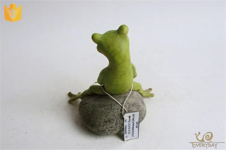ed8586a树脂可爱动物装饰,树脂青蛙坐在石俑上,用于桌子装饰