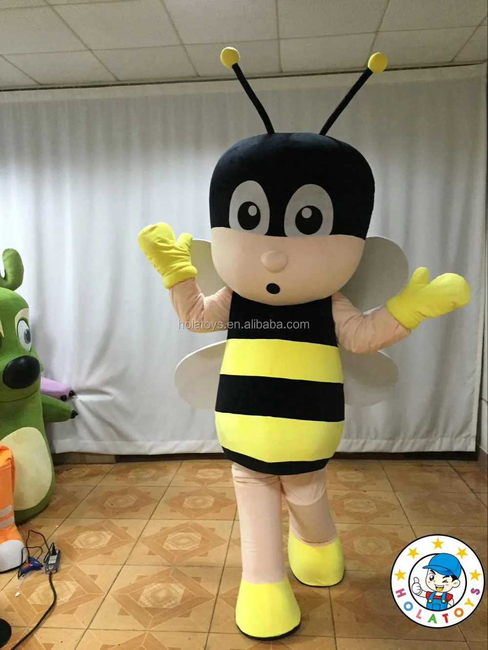 bee mascot (7).jpg