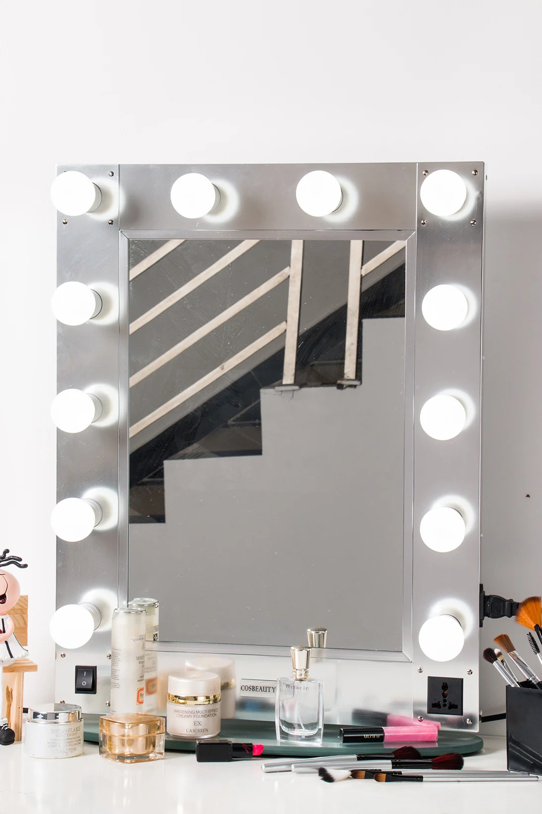 Professional Lighting Makeup Mirror Wall-mounted Lighted Makeup Mirror 