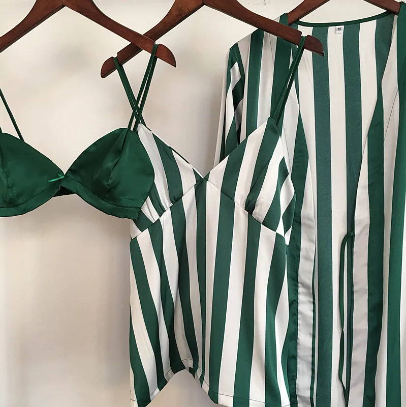 6998936449_1929359744