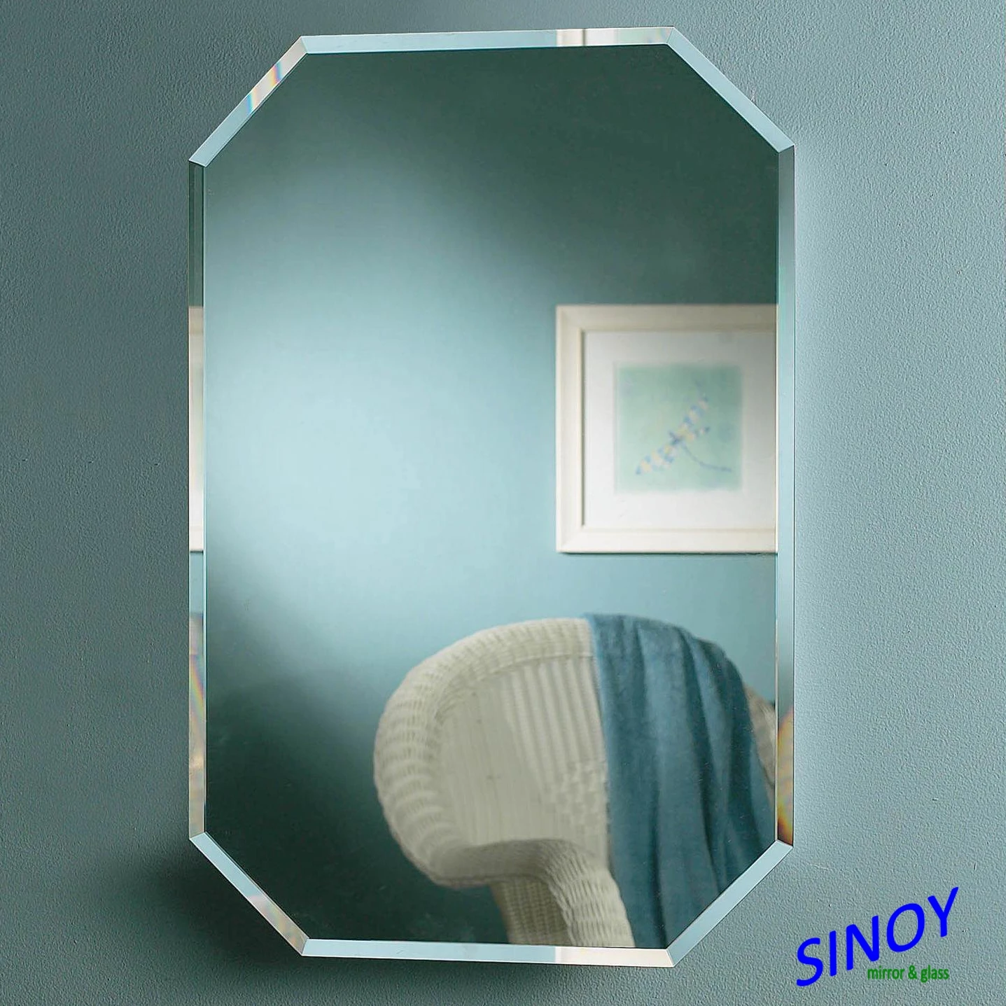 形状不同的浴室镜子与室内装饰的边缘