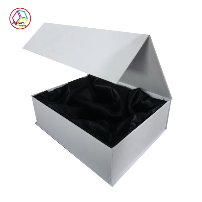 white gift packaging boxes with magnetic lid
