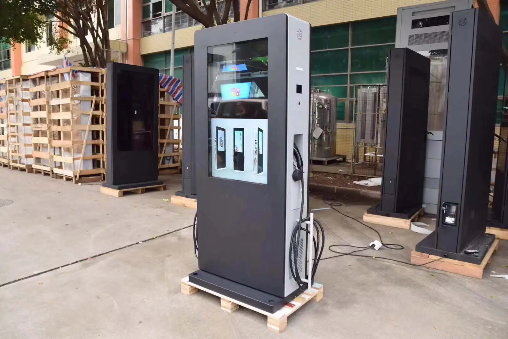 43 inch floor standing Outdoor lcd advertise player with EV charging station