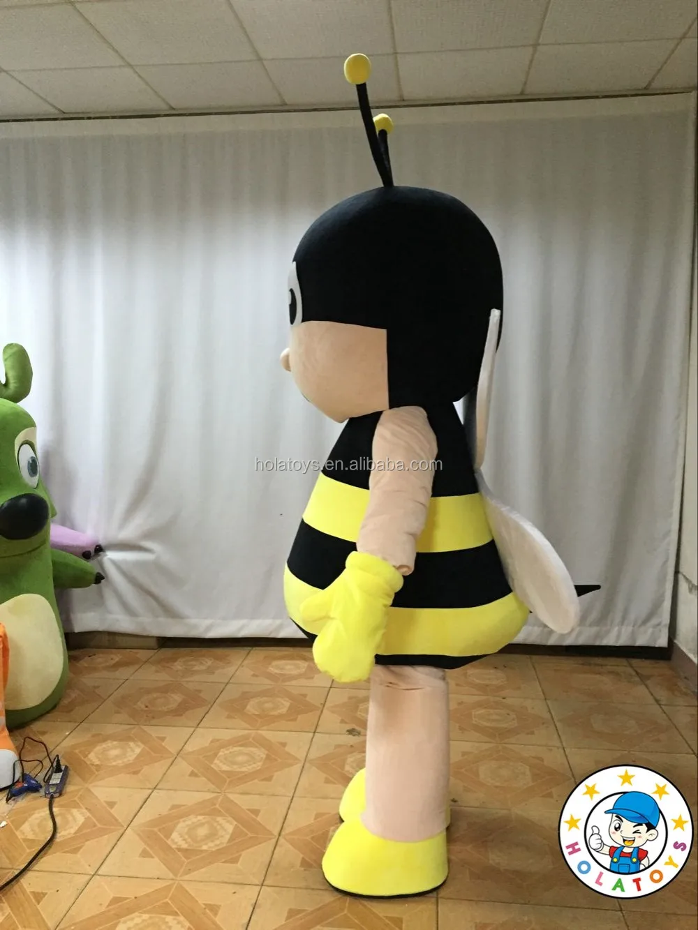 bee mascot (6).jpg