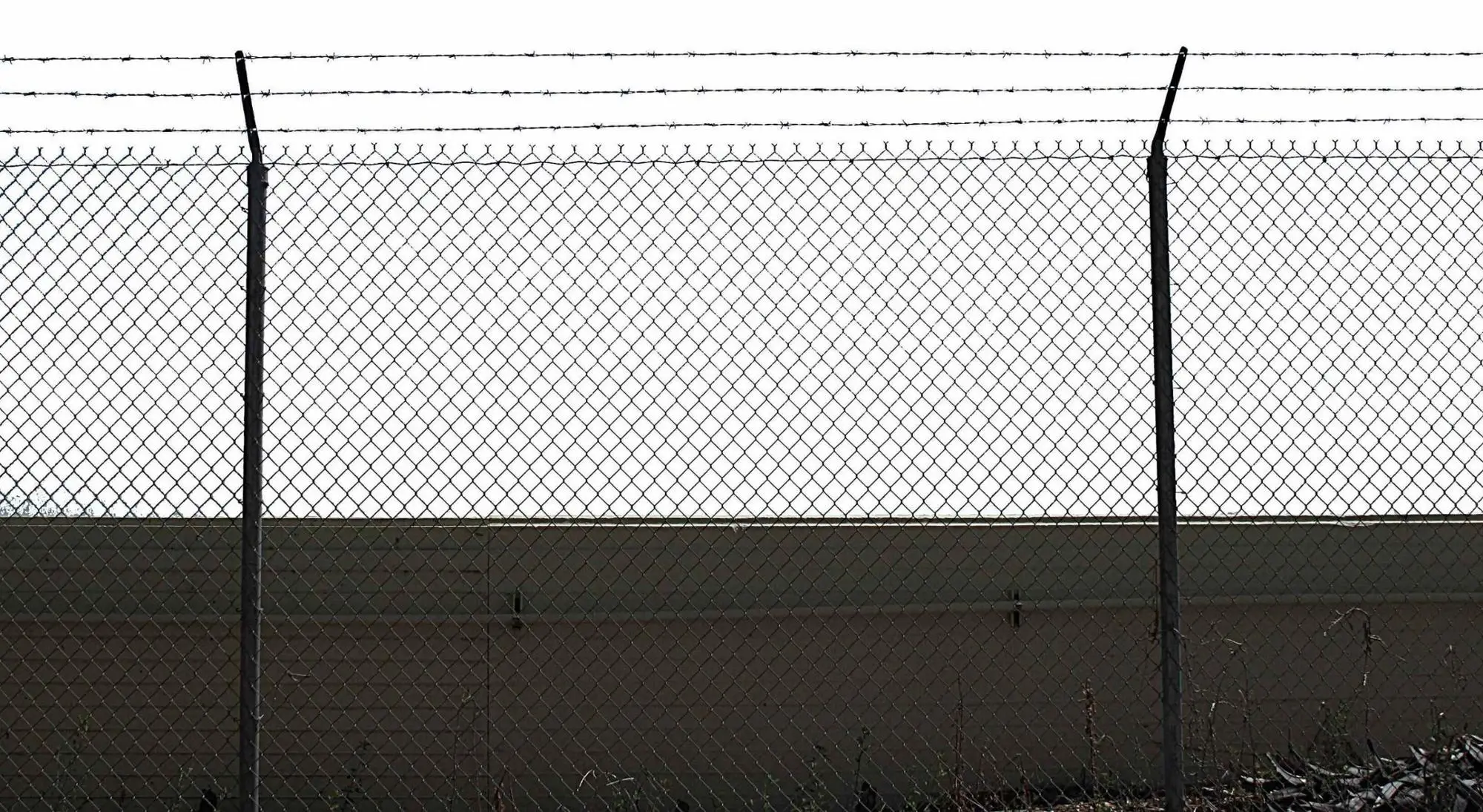 Забор с колючей проволокой без фона