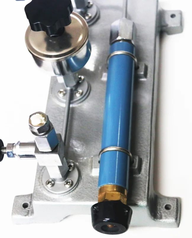 Hydraulic pressure transmitter calibrator comparator