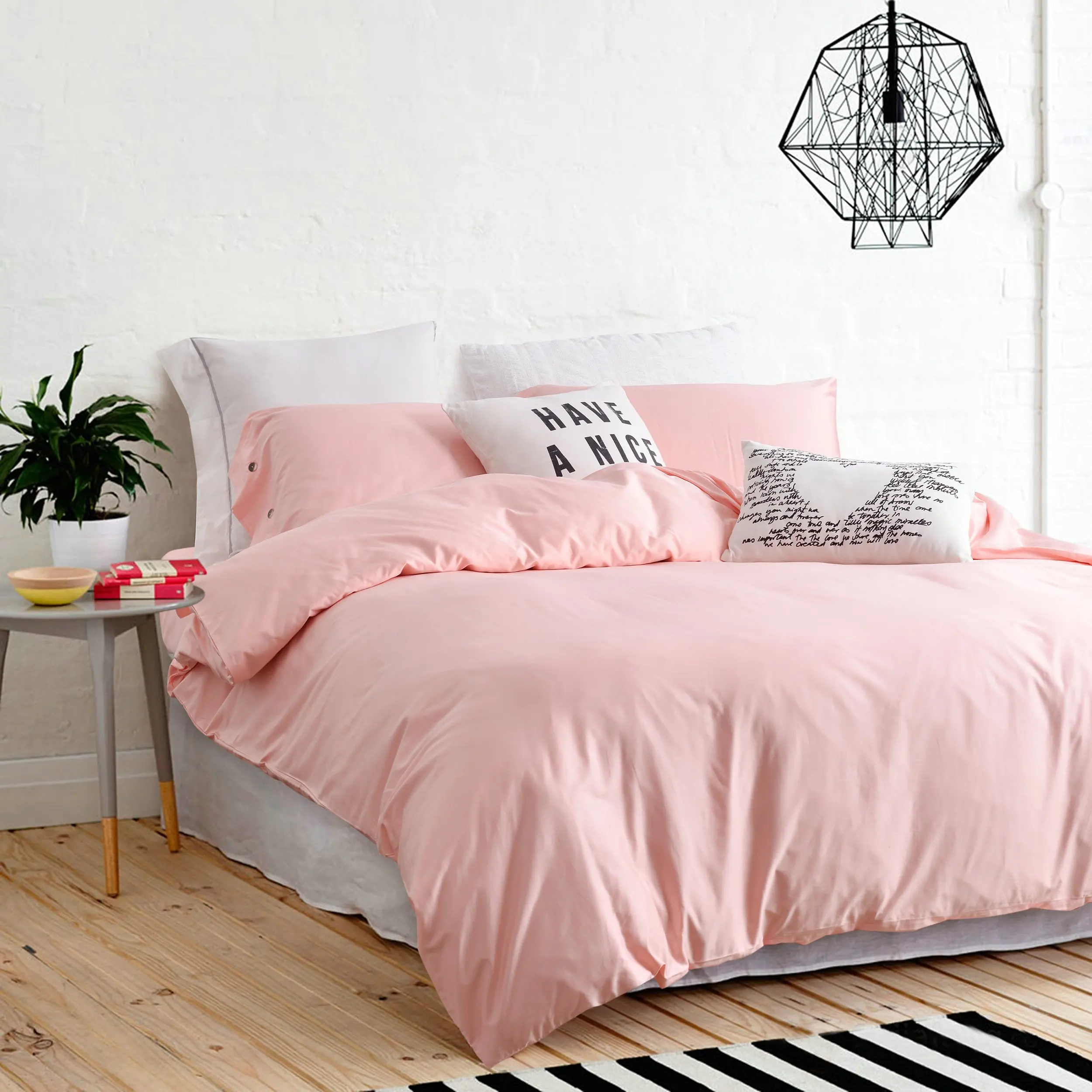 Бледно розовая кровать