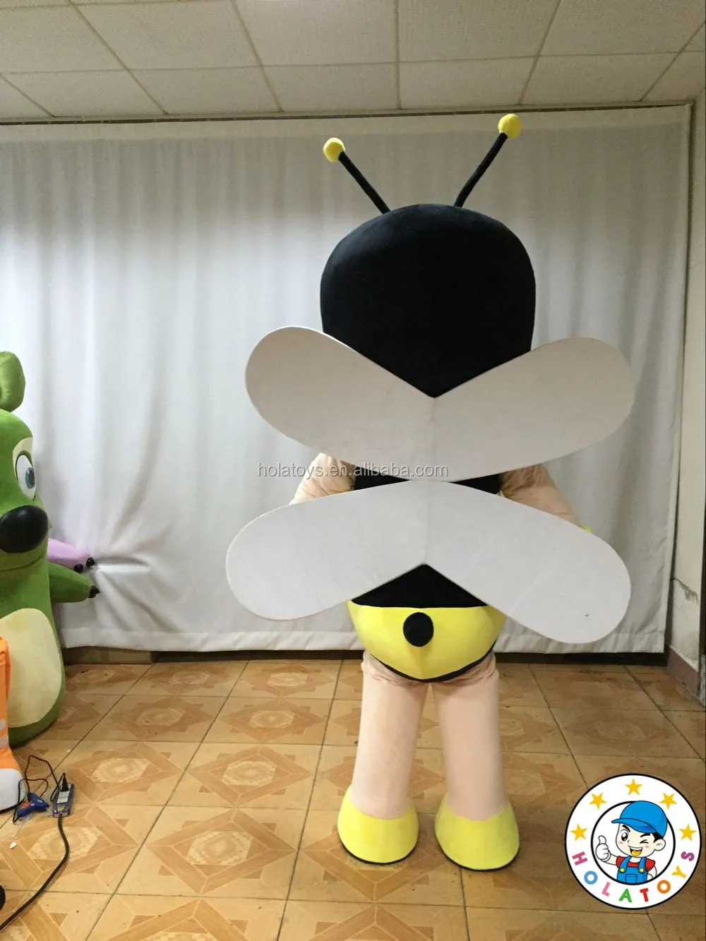 bee mascot (5).jpg