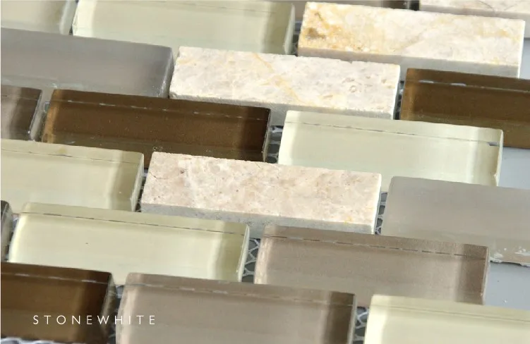 Beige marmer en licht/donkerbruin willekeurige strip keuken ...