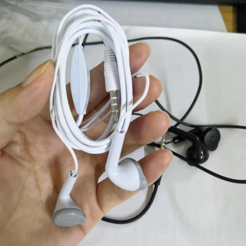 5830 samsung earphones 02.jpg