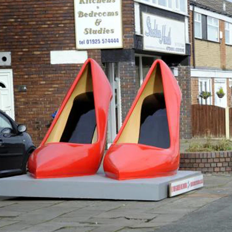 red fiberglass high-heel shoes statue for mall decoration