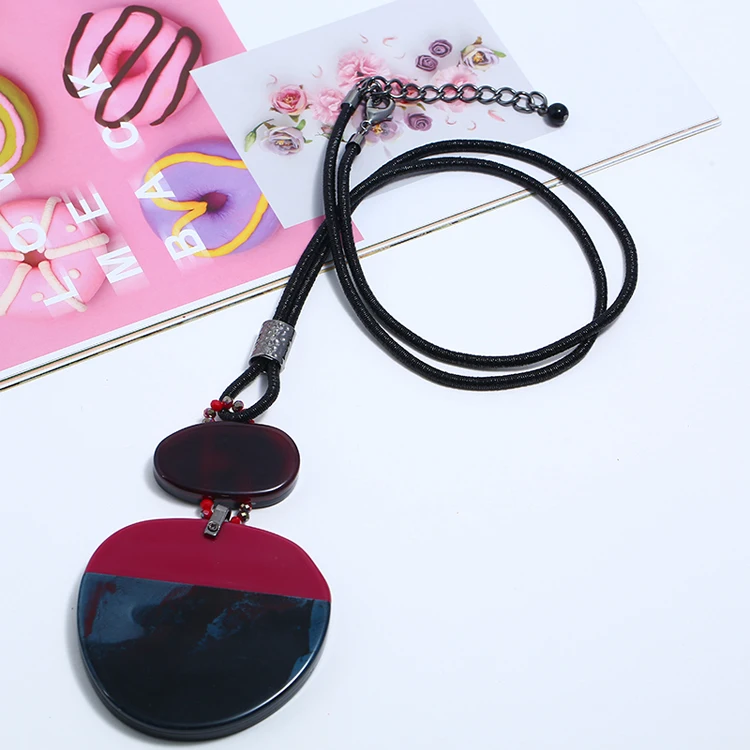 Strand string necklace with acrylic dropping hang for women chunky resin pendant