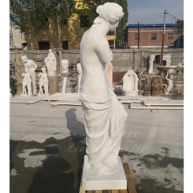 Garden Statue Depicting the Callipygian Venus For Sale at 1stDibs