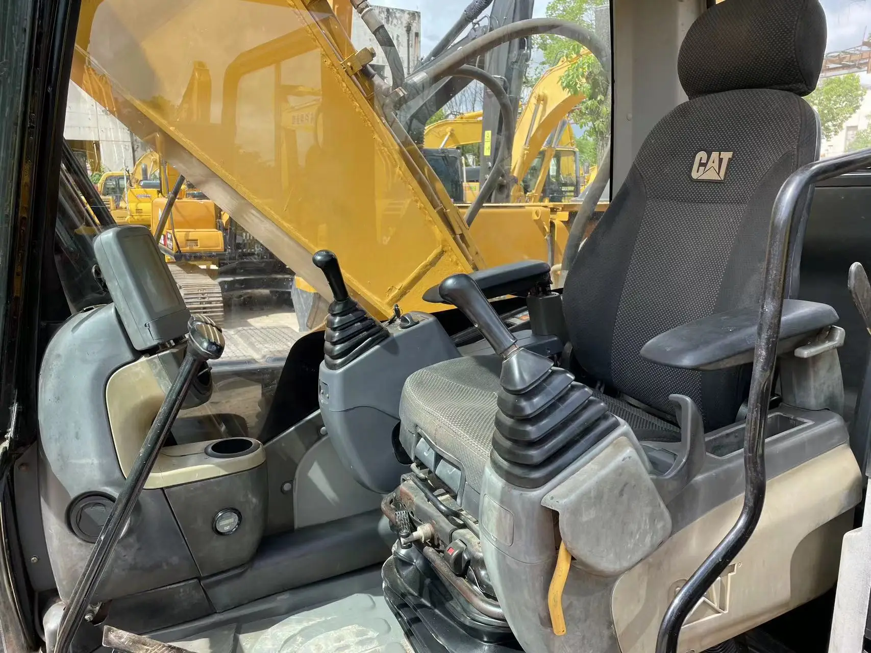 Japan Made Original Caterpillar Cat320d2 Used Excavator In China