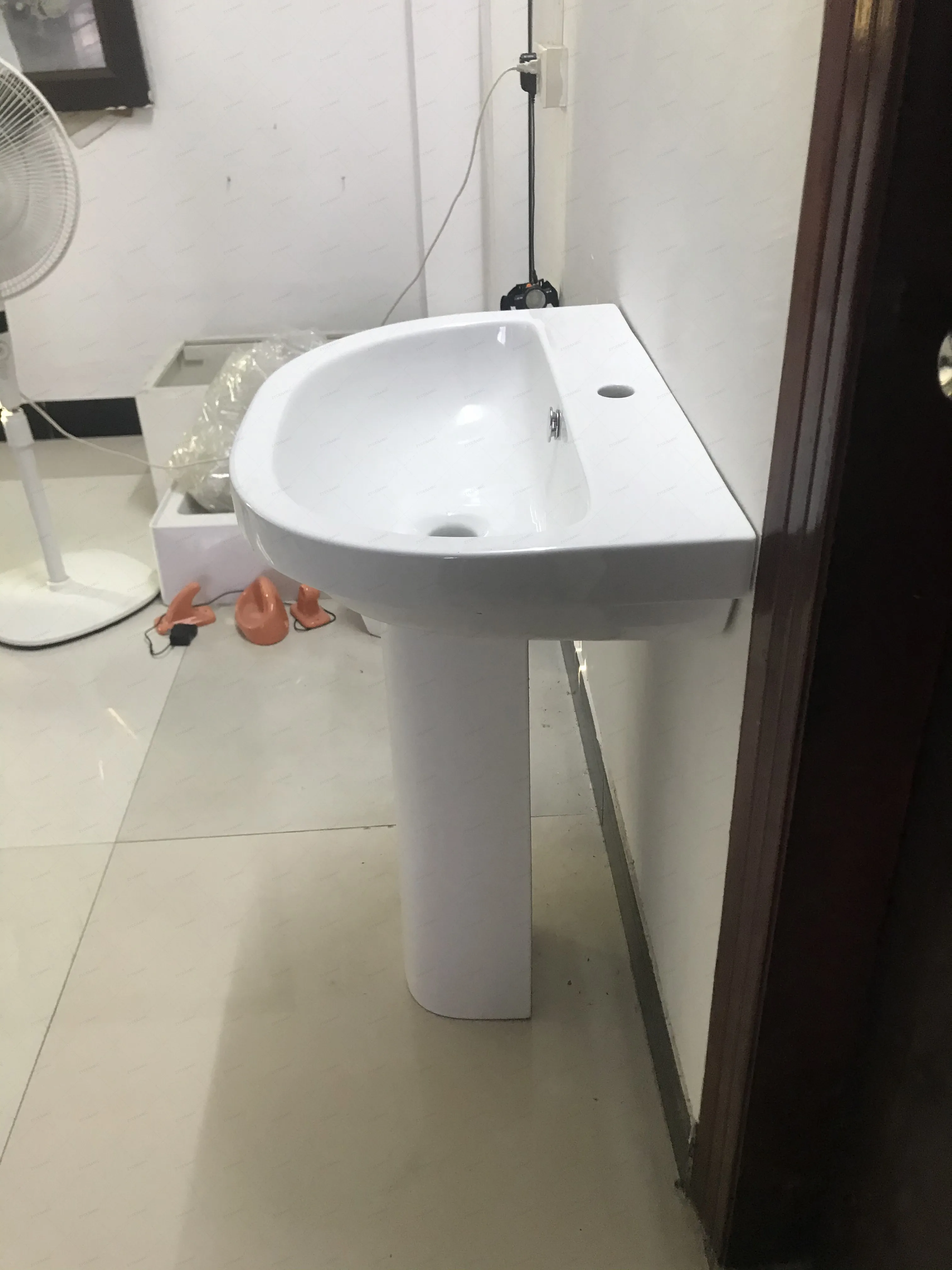 卫生洁具陶瓷廉价大码洗手盆促销白色座盆