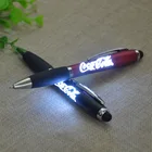 Jinfusi OEM Led ライトギフトをソフトタッチスクリーンペンカスタムロゴスタイラスプロモーションボールペン