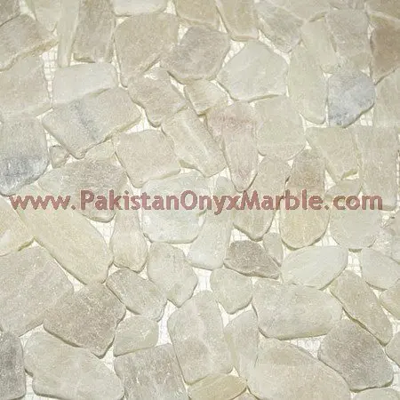 onyx-tumbled-mosaic-tiles-green-white-red-05.jpg