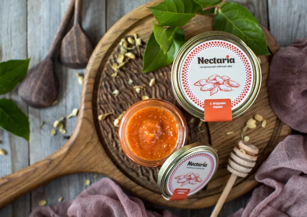 natural whipped honey nectaria with berries (goji