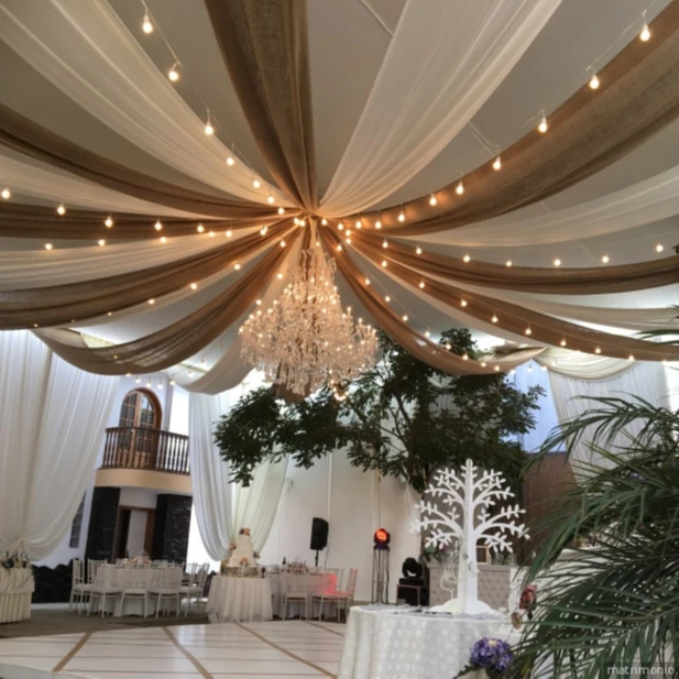 Décoration de mariage plafond drapé rideaux blancs pour les mariages