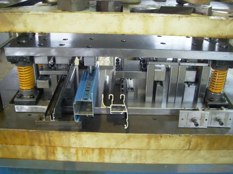 Powerful hydraulic punching machine for aluminium window accessories