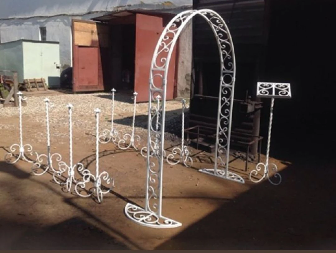 Металлическая фотозона. Металлическая арка для свадьбы. Свадебные арки из металла. Разборная Свадебная арка. Свадебные арки кованые.